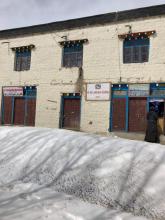 गाउँपालिका अगाडि हिउँको वार